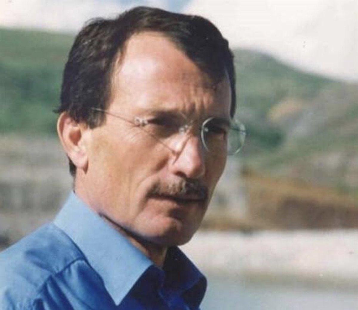 cemseymen's tweet photo. Konya valisi devleti temsil etmekten ne kadar uzak bir çizgide olduğunu gösterdi. Devletin valisi hiç kimseye böyle davranamaz. Derhal görevden alınmalıdır. Devletin valisi nasıl olmalı tarifini ismini gönüllerimize kazıyarak gösteren merhum Recep Yazıcıoğlu’nu rahmetle anıyorum https://t.co/UiC8fHaZU9