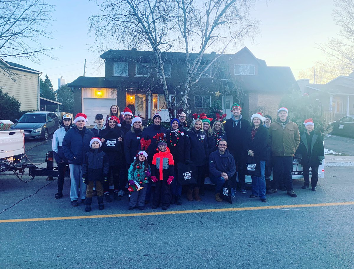 The Carleton Place Santa 🎅🏻 Claus Parade was a great success and a whole lot of fun! #CarletonPlace #SantaClausParade #BeanTeam #BeanFamily #FunAtBeans