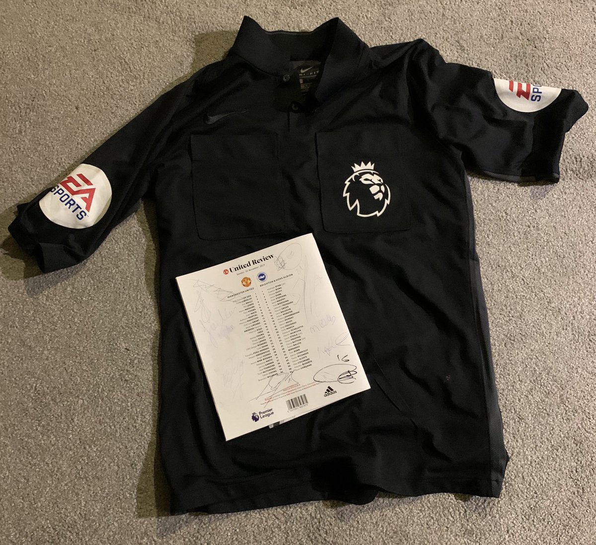 Retweet for a chance to win.
A Manchester United v Brighton programme SIGNED BY THE UNITED TEAM! Kindly donated by Jon Moss (ref at that game &amp; boss at The Vinyl Whistle record shop)
Prize also includes the shirt Jon wore for the game.
Winner picked at random at 10pm December 1st
