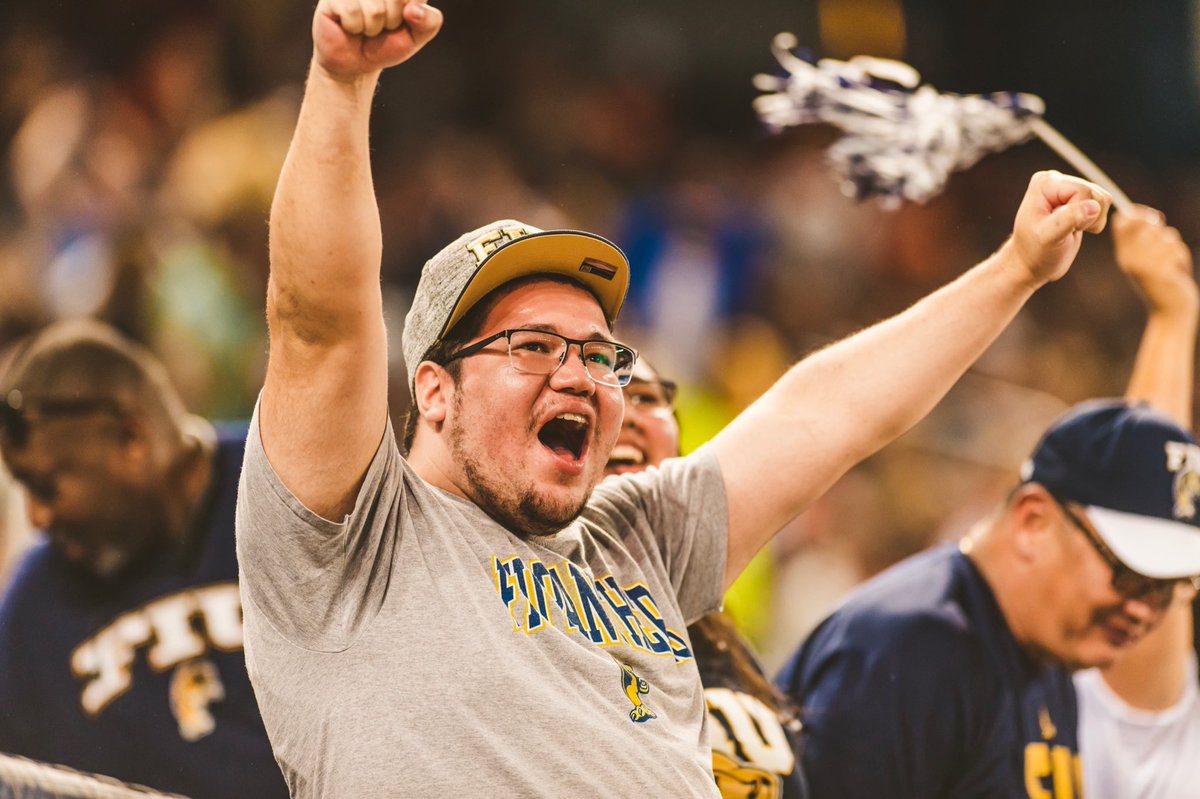FIU's tweet photo. Last night. 😻 #BeatMiami #PawsUp https://t.co/k9gezsud8Q