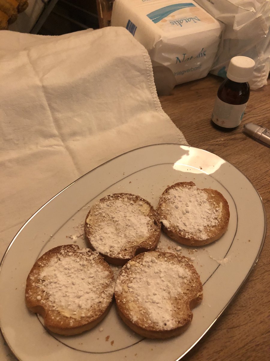 VroedvrouwEllen's tweet photo. Kijk wat een feestelijke zondag middag! Gender neurale beschuit met muisjes #tradities #veranderen met de tijd mee
#badbevalling #thuis https://t.co/6n6pLfEacs