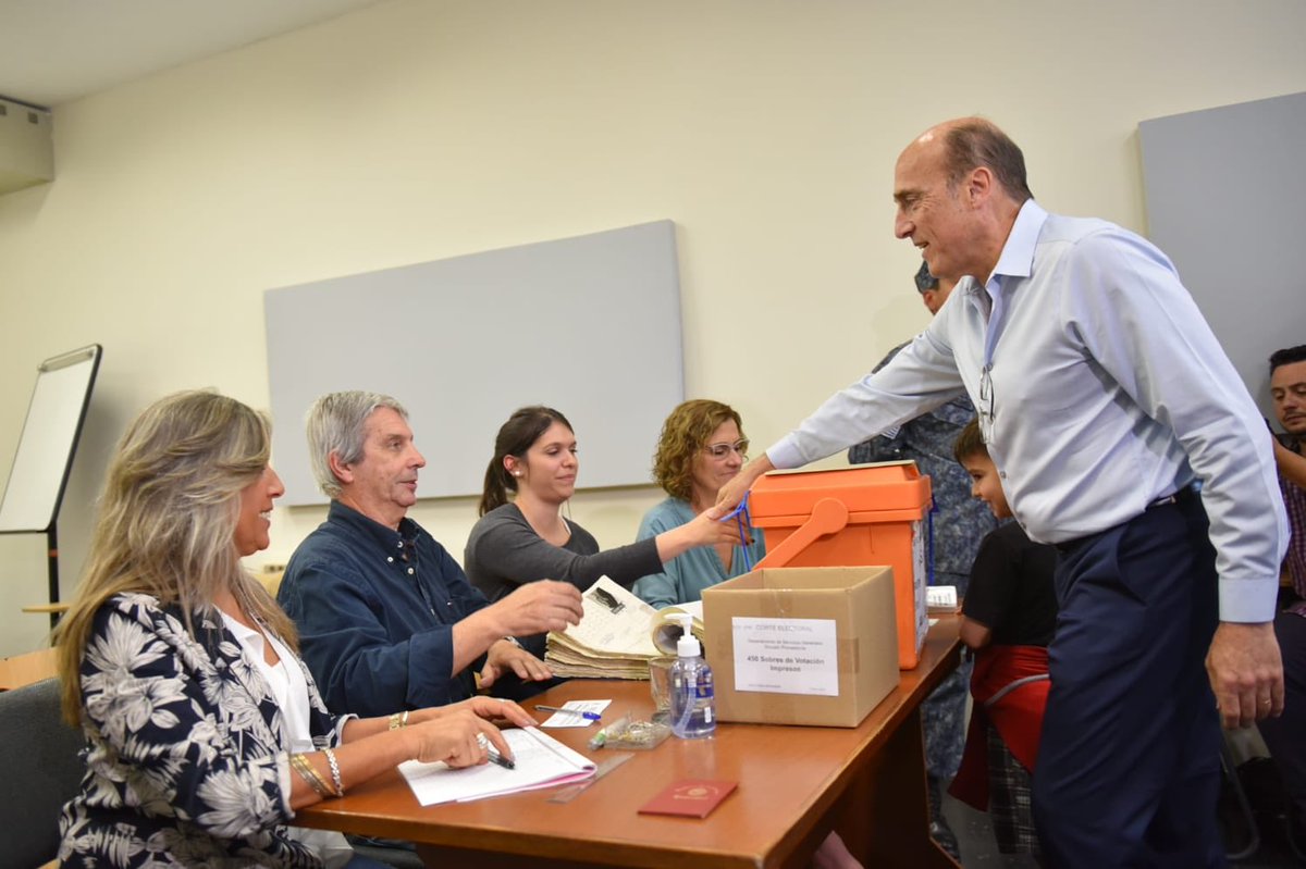 Frente_Amplio's tweet photo. Nuestro candidato @Dmartinez_uy, al votar agradeció a las y los uruguayos por “participar de este proceso democrático” y expresó el deseo “que el pueblo uruguayo siga unido”

¡Viva la democracia!
¡Viva Uruguay!

#MartínezPresidente https://t.co/PtwL9VRc9w