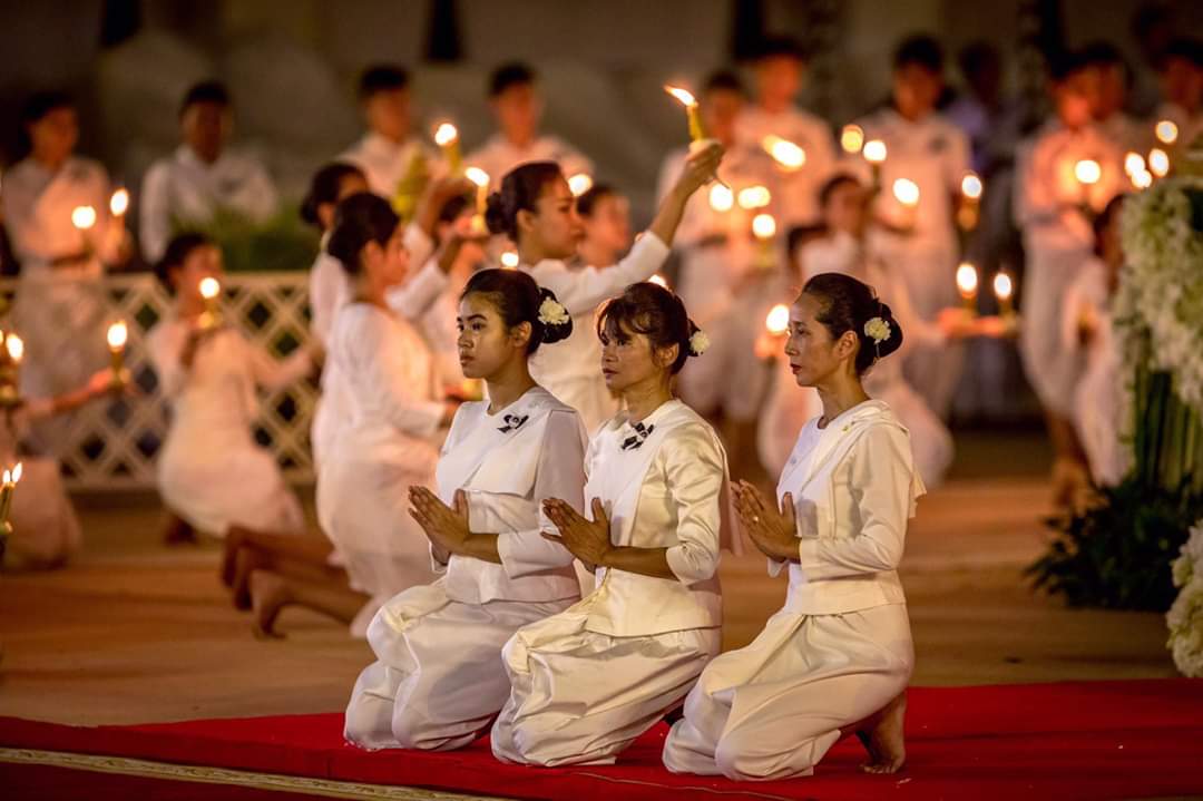 KeBinSoreasmey's tweet photo. Très belles images de la veillée funéraire en l'honneur de S.A.R. La Princesse Bopha Devi, emmenée par sa fille, et ses deux nièces. La Famille Royale se montre très digne en ce deuil national. https://t.co/bMn9WuvVhe