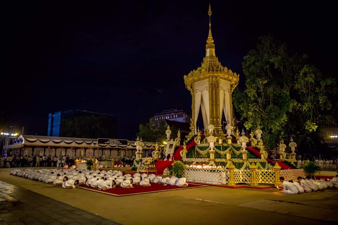 Très belles images de la veillée funéraire en l'honneur de S.A.R. La Princesse Bopha Devi, emmenée par sa fille, et ses deux nièces. La Famille Royale se montre très digne en ce deuil national.