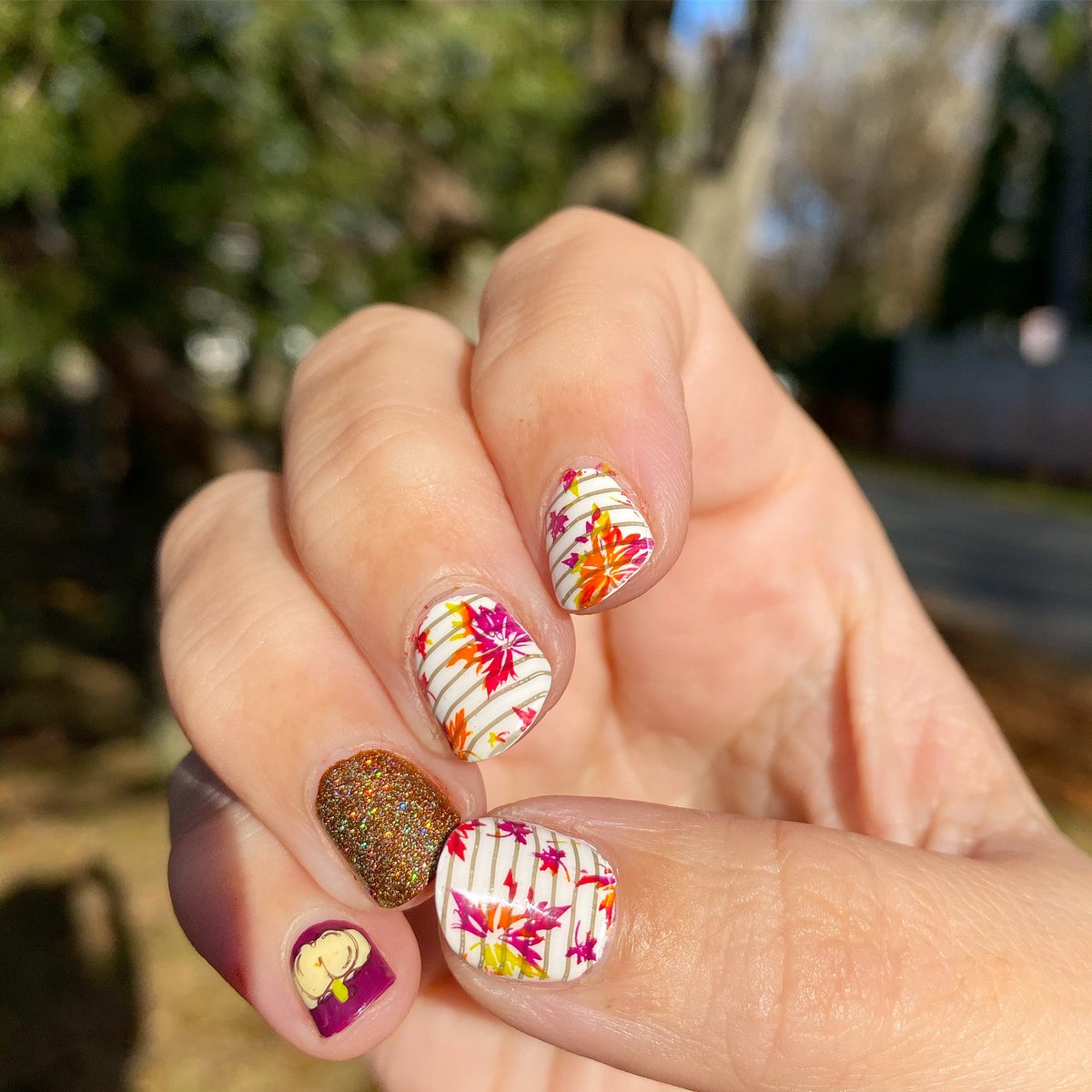 londonbrolly's tweet photo. Fall leaf 🍁 manicure on a striped base of @BarryMCosmetics Cotton with 2 accent nails! a pumpkin 🎃  on @OPI_PRODUCTS Anti-Bleak and holo accent nail of @SuperChicLacquer Rum-Billie 💅🏻
.
#pumpkinnails #stripednails #fallnails #seasonalnails #thanksgivingnails https://t.co/HanXh0181T