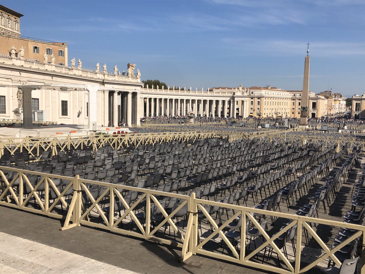 The wonderful outside world of St. Peter’s Square. This was how it looked upon my departure from the magical St. Peter Basilica. I like how immensely vast this area really is from this point of view.