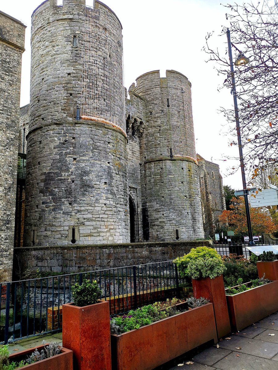 Headed into Canterbury City centre yesterday to do some shopping 🛍️ you can walk from <a href="/UniKent/">University of Kent</a> campus into town in just 20 minutes, perfect for an afternoon off of studying!