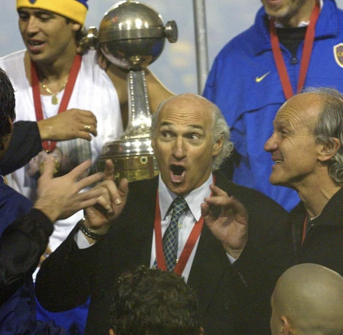 la12tuittera's tweet photo. El último BIcampeón de America : Don Carlos Bianchi 💙💛💙🙌🏻 https://t.co/SHrX81EO5K