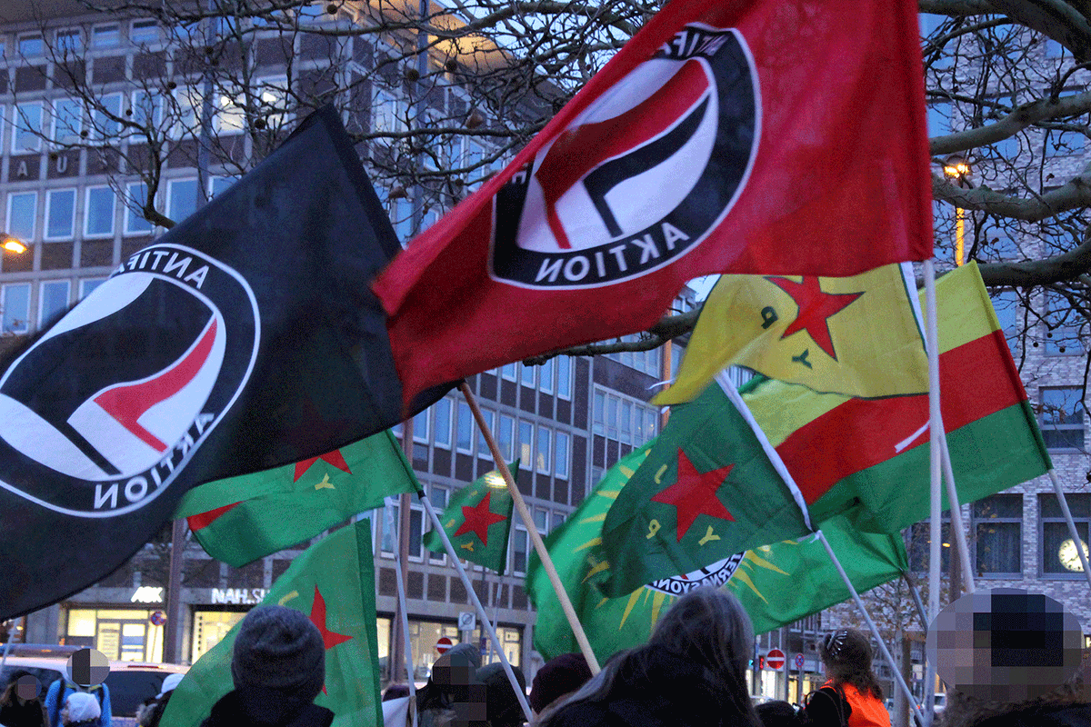 PerspektiveK's tweet photo. Wieder einmal sind gestern in #Kiel ca. 200 Menschen gegen den Krieg der #Türkei gegen die kurdischen Selbstverwaltungsstrukturen in #Rojava und in Gedenken an #Andok auf der Straße gewesen. Der Widerstand muss und wird weiter gehen! #Riseup4Rojava https://t.co/mULOC89Kdn