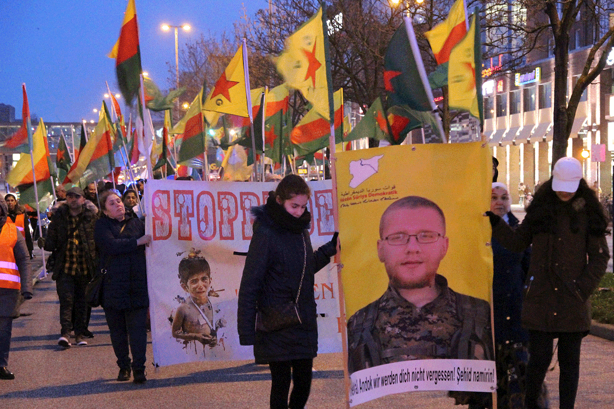 PerspektiveK's tweet photo. Wieder einmal sind gestern in #Kiel ca. 200 Menschen gegen den Krieg der #Türkei gegen die kurdischen Selbstverwaltungsstrukturen in #Rojava und in Gedenken an #Andok auf der Straße gewesen. Der Widerstand muss und wird weiter gehen! #Riseup4Rojava https://t.co/mULOC89Kdn