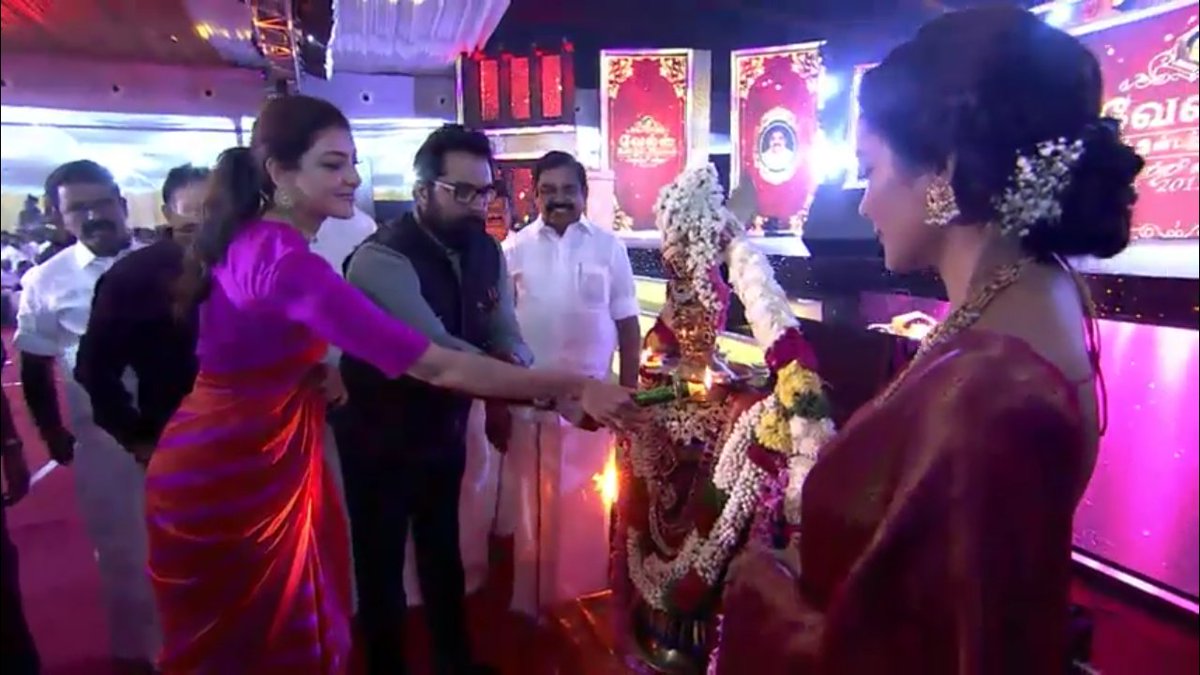 kajalTamilFC's tweet photo. #KajalAggarwal at #VFIVV19 Awards! #100DaysOfCOMALI @MsKajalAggarwal ❤️ https://t.co/fl7WNWwX16