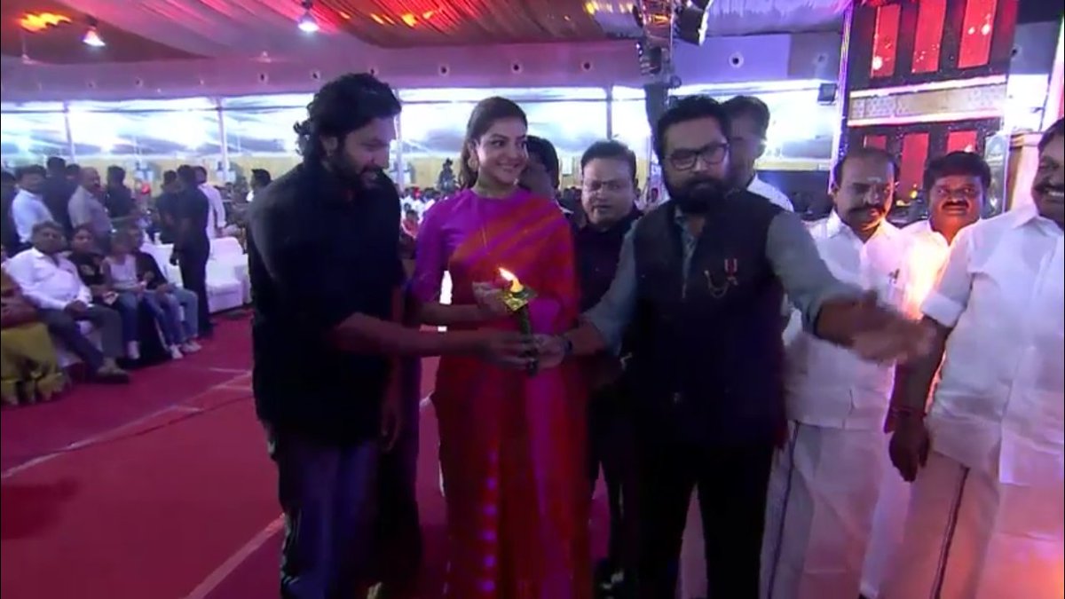 kajalTamilFC's tweet photo. #KajalAggarwal at #VFIVV19 Awards! #100DaysOfCOMALI @MsKajalAggarwal ❤️ https://t.co/fl7WNWwX16