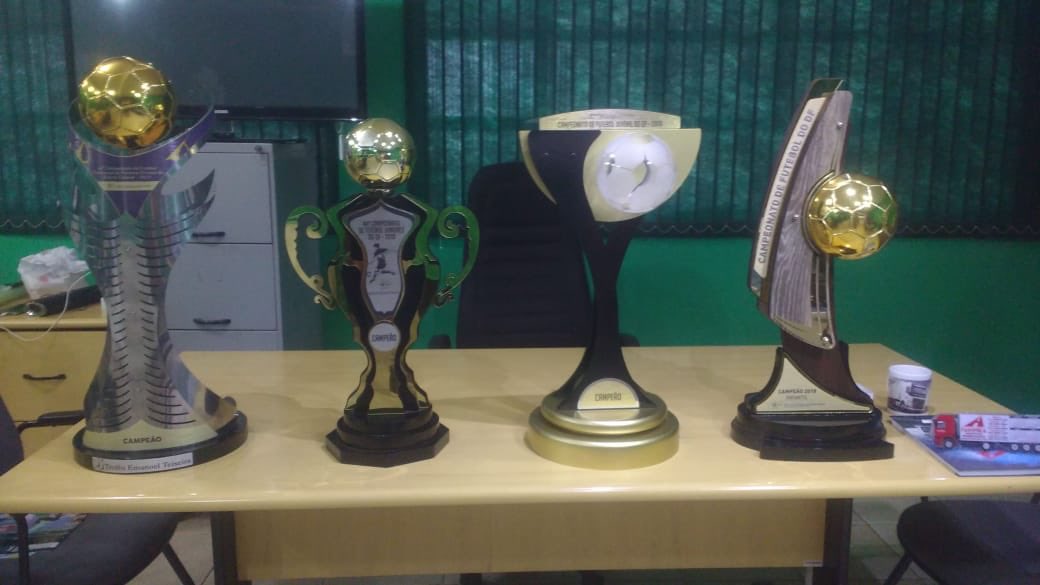 SEGama's tweet photo. A temporada 2019 terminou de forma perfeita para o Gama. Em 4 competições, ganhou 3 títulos: profissional (invicto), juniores Sub 19 e juvenil Sub 17 (invicto), ainda tem o título do infantil Sub 15 em 2018. Gama campeão de tudo!
#segama
#goalmanage
#ems
#seg75
#tommer https://t.co/hsW33KQRDB