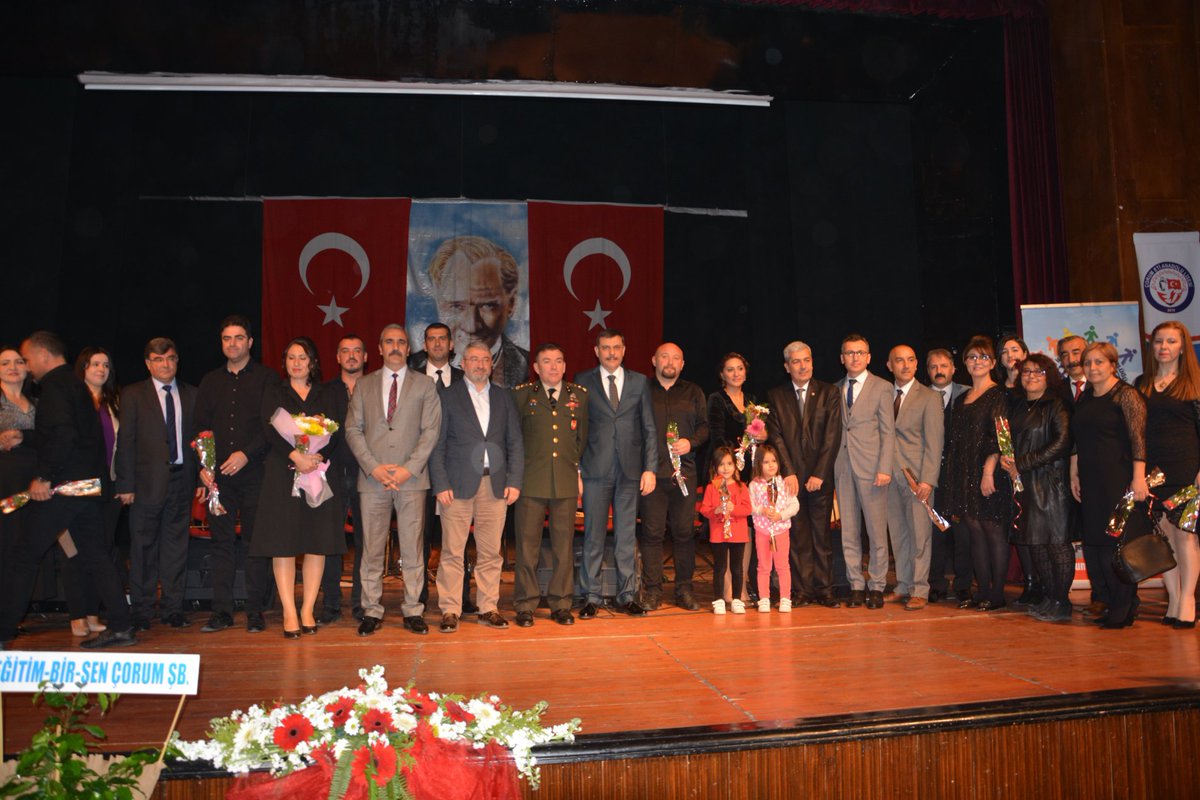 Corum19MEM's tweet photo. 24 Kasım Öğretmenler Günü Devlet Tiyatro Solunda yapılan programla kutlandı. Mesleğe yeni başlayan öğretmenlerin yemin töreninin ardından, Vali Yardımcısı Sayın Recep YÜKSEL ve İl Milli Eğitim Müdürümüz Sayın Ömer YILMAZ tarafından Öğretmenler Günü Resim Sergisi açılışı yapıldı. https://t.co/7wavVzBVne