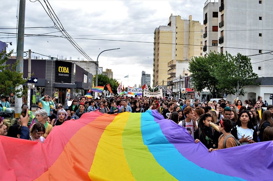 Primer Orgullo en La Pampa! PRESENTES!!! Inclusión Laboral Trans. Basta de travesticidios, transfemicidios y feminicidios. Basta de crímenes de odio. No al Golpe de Estado en Bolivia
Basta de represión al pueblo chileno
Fuera FMI, basta de empobrecernos. La deuda es con nosotres!