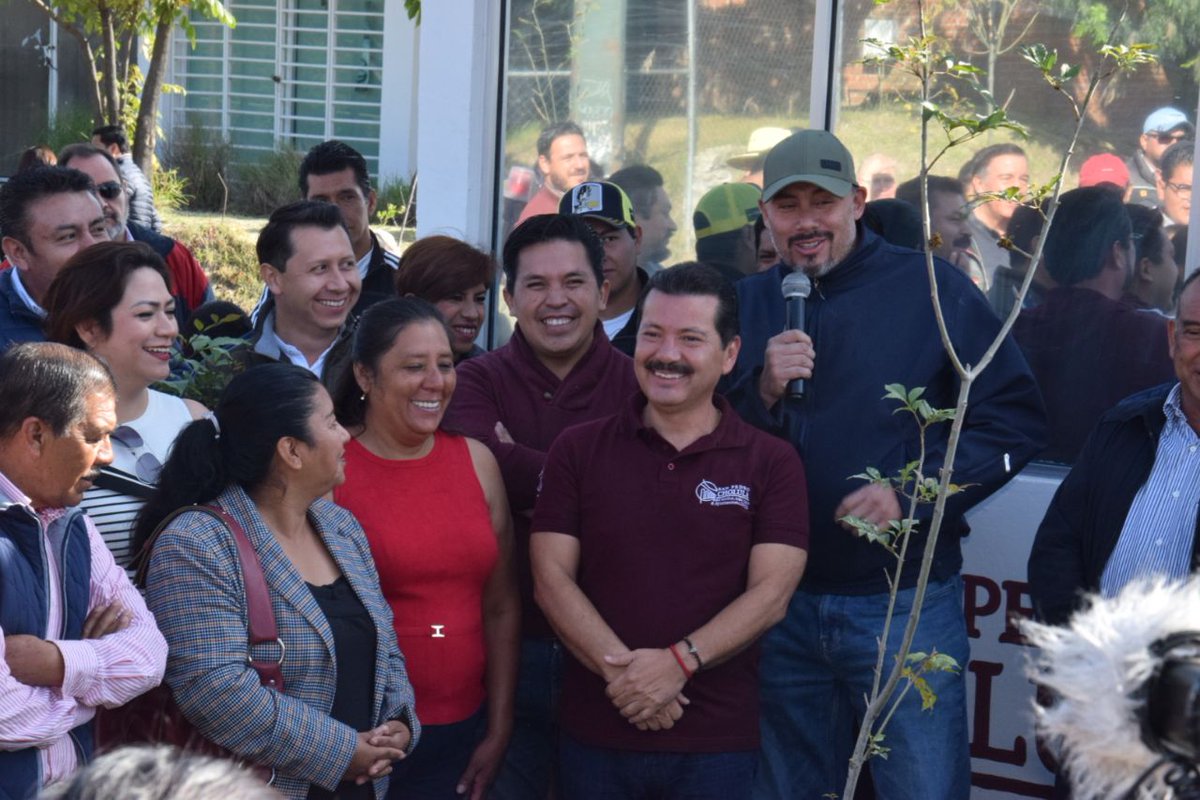 GobiernoCholula's tweet photo. #EnVivo El Presidente municipal, @LAlbertoArriaga, acompañado de regidores, funcionarios y autoridades auxiliares, entregó a vecinos de Momoxpan un módulo de seguridad más (Camino Real a #Cholula y Circuito Olmeca). 👇
https://t.co/s7Zx1gAv3o
#MásUnidosMásLogros https://t.co/XLaqQ2WXnh