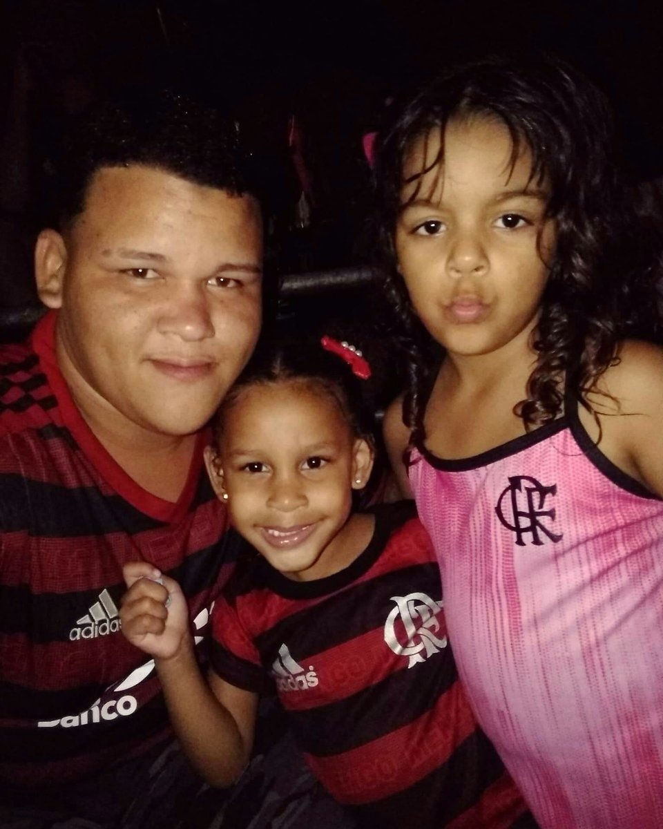 Dnssilva33's tweet photo. Meus 3 amores filhas e a nação 🤗😍😍🙈
#executamooscara
#vapovapo https://t.co/3pPeJooHfa