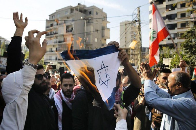 יוני בן מנחם yoni ben menachem on Twitter: "מפגינים שורפים את דגל ישראל ומניפים את הדגל הפלסטיני על מבנה שגרירות ארה"ב בבירות בלבנון. https://t.co/ArEbc7SGr4" / Twitter