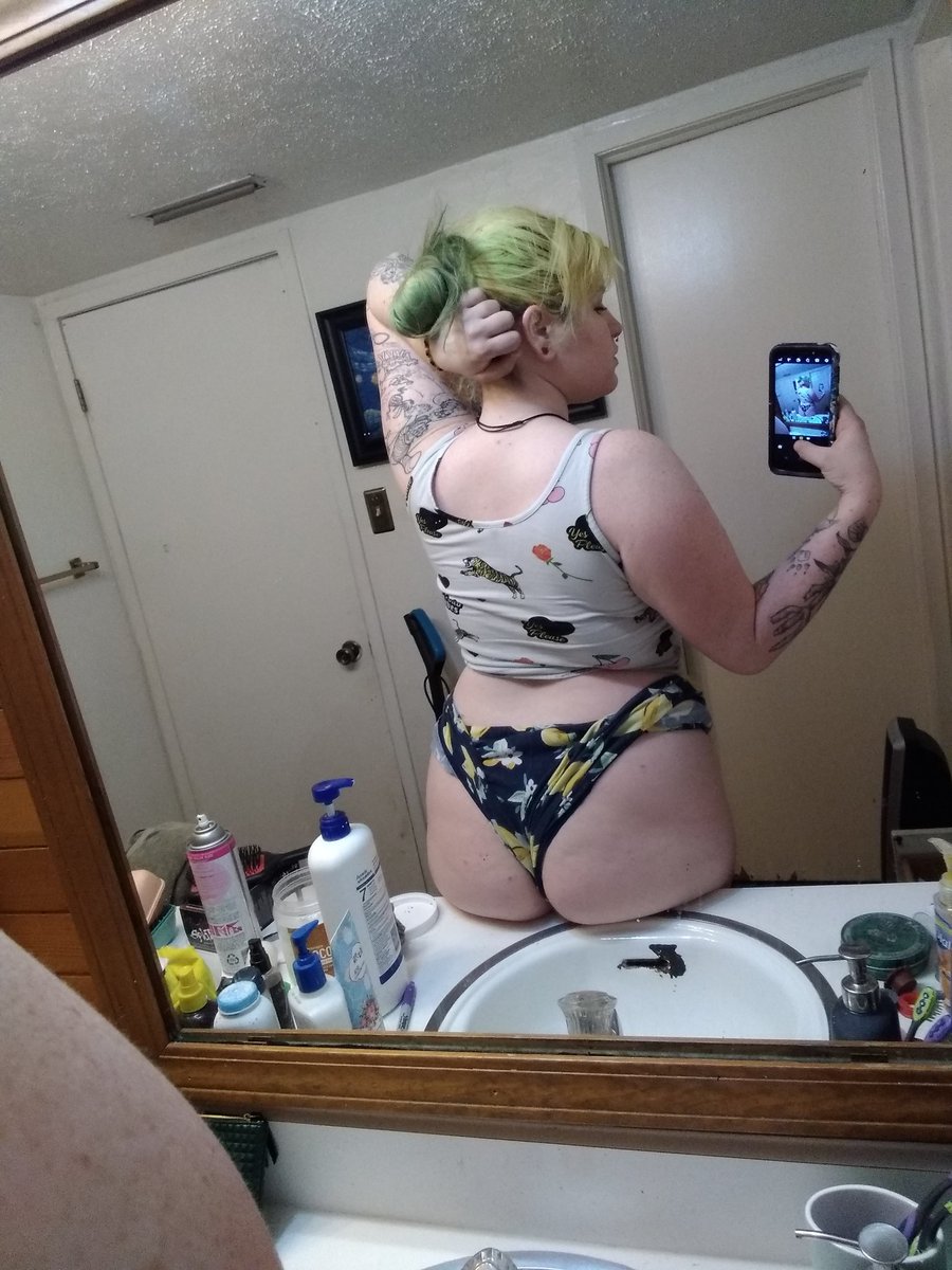 MayhemMissx's tweet photo. Sundays are for staying home and getting fucked 🤟 
$end me money for being cute and having a nice booty 🖤😍 https://t.co/6yxhvbUv0z