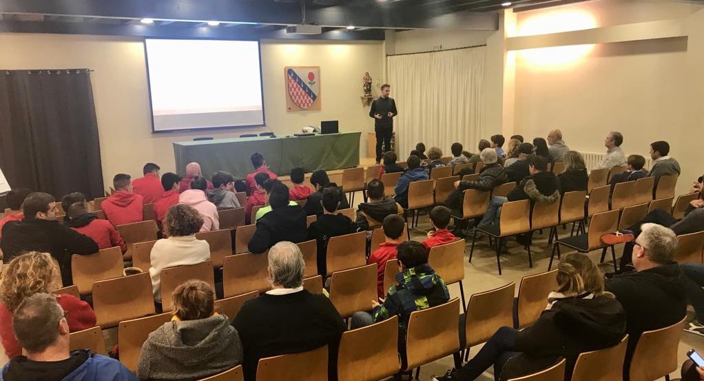 BellLlocdelPla's tweet photo. En @CarlosLuque24, antic alumne i àrbitre la lliga Asobal, imparteix una xerrada sobre els valors de l’Handbol a la I Jornada de l’Handbol de @bellllocdelpla @FedCatHandbol @handbolGEiEG https://t.co/fAaI0X1bnz