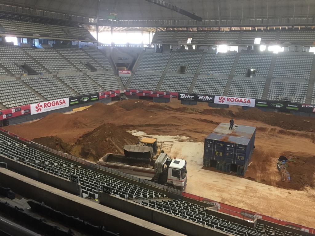 SupercrossBCN's tweet photo. La 21ª edición del Supercross y Freestyle de Barcelona ya es historia... Ahora toca desmontaje con el excelente equipo de Rogasa. Por cierto, uno de sus maquinistas ha sido espectador del evento en todas y cada una de las 21 ediciones celebradas!!!! https://t.co/VmrFxjMtcc
