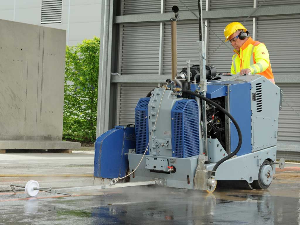 Floor cutting in hard, dense floors is hard work for both machine and engine. The LISSMAC MULTICUT floor saws with the Hatz H series engine is the perfect tool for such tasks.

buff.ly/34l2vDf
#Hatz #HatzDiesel #LISSMAC #diesel #engine #industrial #industrie #baumaschinen