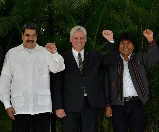 YanisleidisB's tweet photo. #Cuba #Venezuela #Bolivia son una potencia , una hermandad que no sera destruida.
El  Altruismo, Patriotismo Humanismo y Solidaridad, seguirán vigentes como nos enseño nuestro Fidel  #PensamientoDeUnGigante #CubaPorLaSalud #cubacooperave MMC https://t.co/cnd5RXlhPM