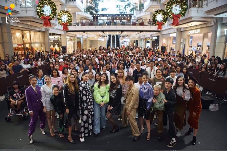 skywongraveee's tweet photo. ขอบคุณทุกคนที่มาหาพวกเรา นาดาวบางกอก กันในวันนี้นะครับ รักทุกคนนนน love u all guys!! ❤🧡💛💚💙 #NadaoFansign2019 https://t.co/xmNEdEnECD