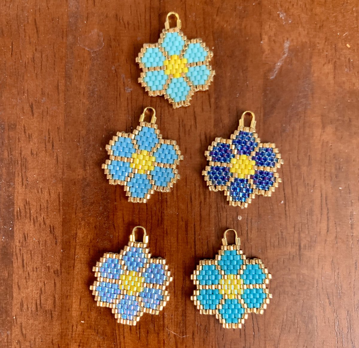 UrbanInuk's tweet image. I’ve been trying to balance homework, my capstone fundraiser, beading and other commitments so these are the colors of flowers I have for my EARRING SALE on Nov. 30. I am hoping to bead at least 5 more pair between now and then. 
Stay tuned . . . #BuyNative #SupportNative
