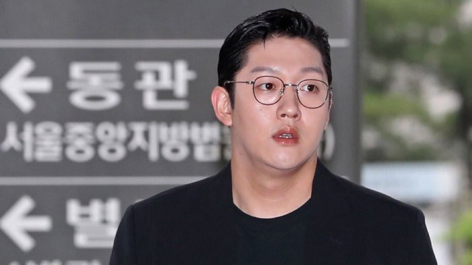 bptiexmd's tweet photo. Porfavor difundan la cara de este cerdo que abuso de Goo Hara y no me imagino lo que ella debe haber sufrido estando al lado de alguien como el, ella hizo la denuncia pero nadie le dio bola ahora hagamos que de una vez se den cuenta de lo asqueroso que es 
 #최종범_처벌 https://t.co/HxjHDIk7d9