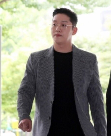 bptiexmd's tweet photo. Porfavor difundan la cara de este cerdo que abuso de Goo Hara y no me imagino lo que ella debe haber sufrido estando al lado de alguien como el, ella hizo la denuncia pero nadie le dio bola ahora hagamos que de una vez se den cuenta de lo asqueroso que es 
 #최종범_처벌 https://t.co/HxjHDIk7d9