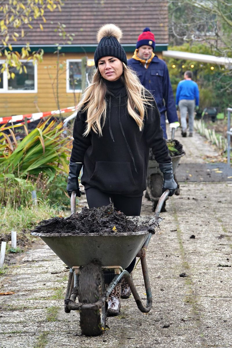 KindertuinDelft's tweet photo. Vorige week heeft Exact "poep geschept" op de #kindertuin "de Goudsbloem" in #Delft. De mest was van Boer Duijndam. Rond achten arriveerden de eerste en rond vijf verlieten ze moe maar voldaan de tuin. Er was een overheerlijke lunch en #oliebollen na afloop rond een vuurkorf. https://t.co/jYNFeapFTt