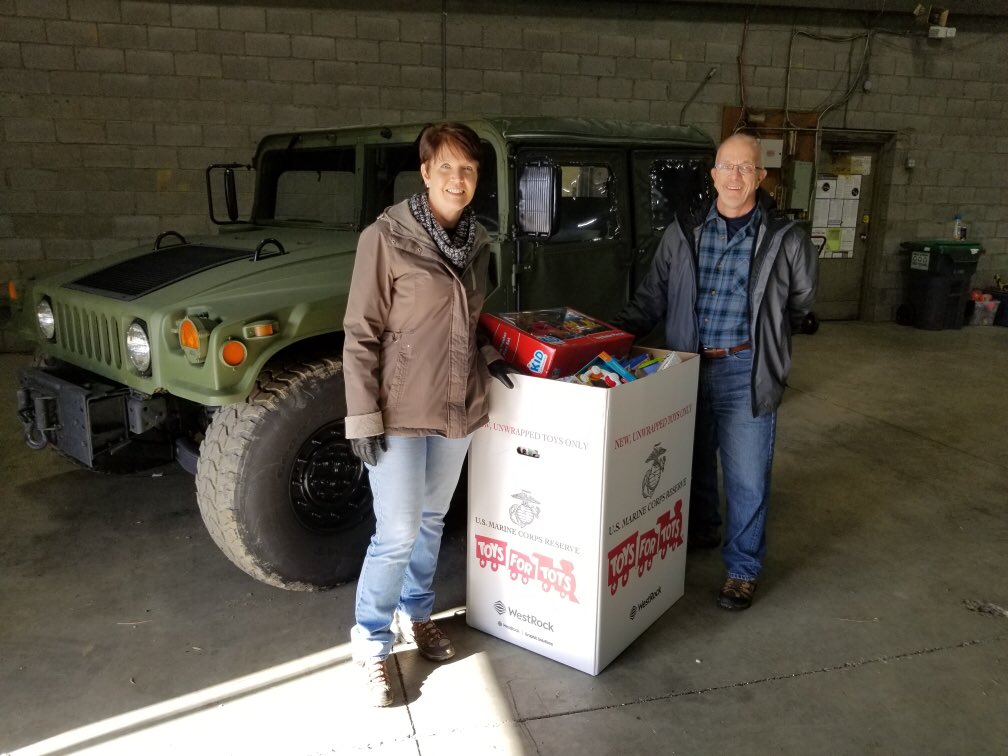 capitalapa's tweet photo. Dawn Helm, CPP with Jim Pfeiffer dropping off toys graciously donated by our Chapter Members for the Toys For Tots charity. Thank you all for thoughtfulness and generosity. #payroll #toysfortots @APAChapters #HappyHolidays #MakeADifference https://t.co/80e6ZfvkjM