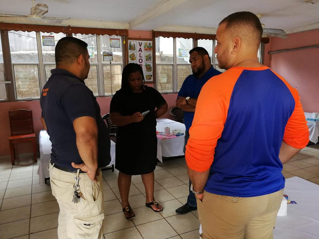 ClaroHable's tweet image. #Positiva En la recién visita a Roatán el ministro Gabriel Rubi ordenado acondicionar una escuela para atender temas contra el dengue con doctores y asistente.

También se instalaron nuevas camillas con sus debidos kit personal para los pacientes.