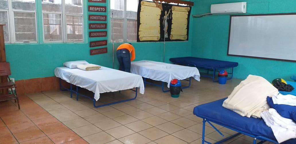 ClaroHable's tweet image. #Positiva En la recién visita a Roatán el ministro Gabriel Rubi ordenado acondicionar una escuela para atender temas contra el dengue con doctores y asistente.

También se instalaron nuevas camillas con sus debidos kit personal para los pacientes.