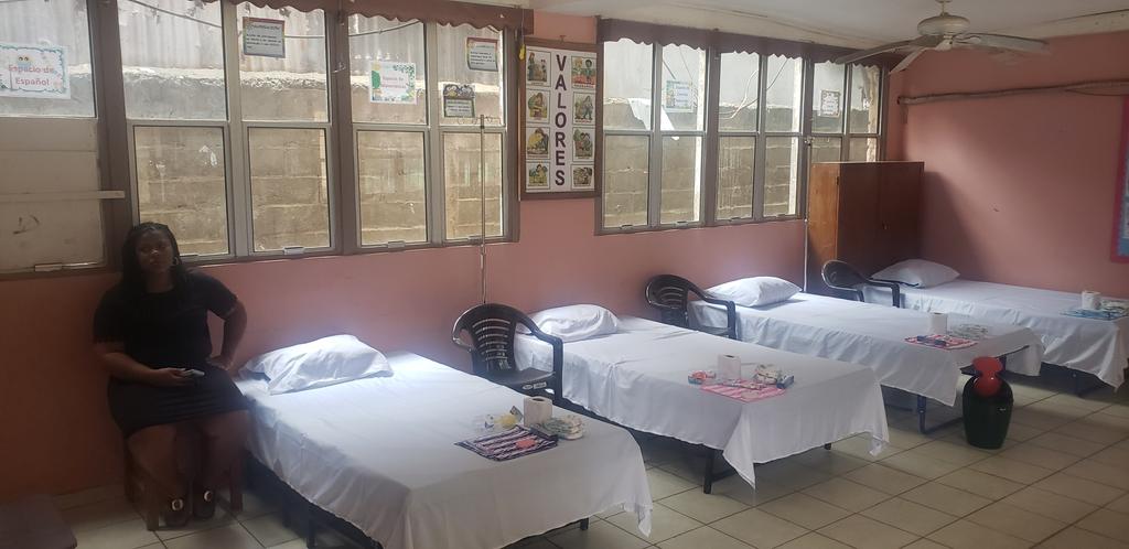 ClaroHable's tweet image. #Positiva En la recién visita a Roatán el ministro Gabriel Rubi ordenado acondicionar una escuela para atender temas contra el dengue con doctores y asistente.

También se instalaron nuevas camillas con sus debidos kit personal para los pacientes.