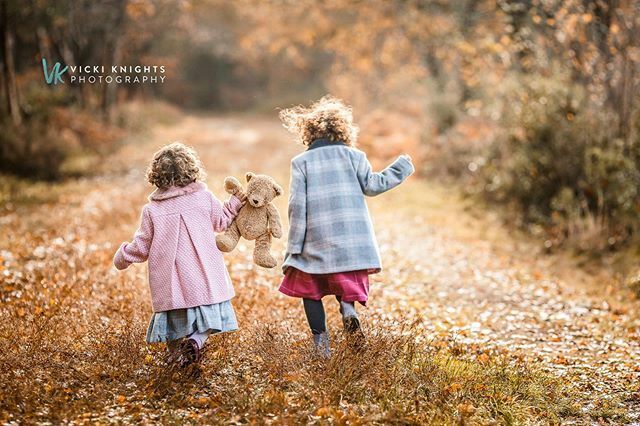 I had my last outdoor family shoot this weekend, and what a fantastic one to end the decade on! 😍 Just look at these gorgeous sisters with their teddy. 💛 As their lovely mum said as I was taking this, it’s reminiscent of the hundred acre wood. #winni… ift.tt/2OFpDW7