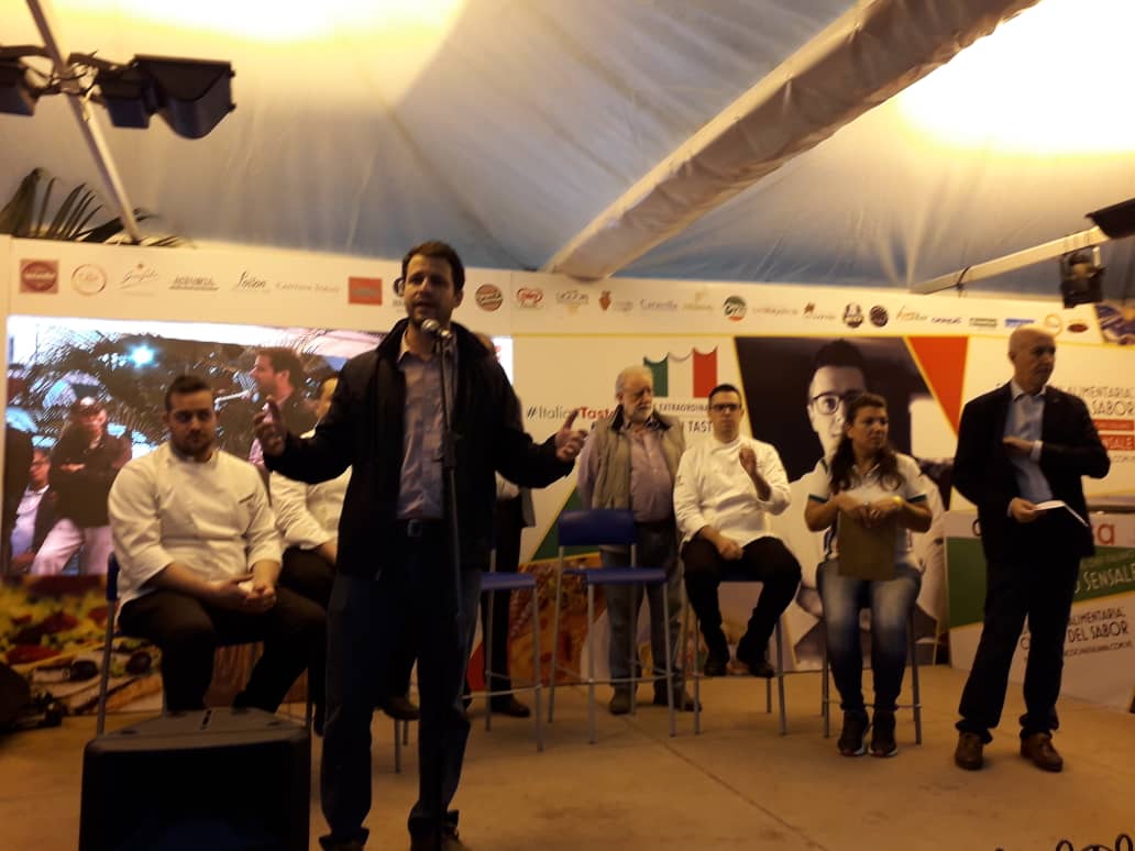 cavenit's tweet photo. #24Nov Clausura protocolar de la #SemanaDeLaCocinaItaliana con la presencia del Embajador Placido Vigo, el Alcalde Elías Sayegh, el presidente de Cavenit Alfredo D'Ambrosio, personal de Cavenit y los chefs invitados de Italia https://t.co/e7O2qwlfZM