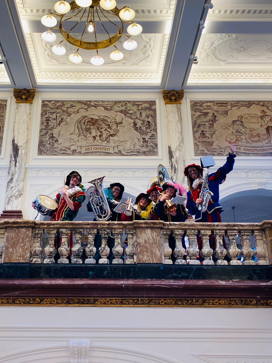 Onze talentvolle Pietenband had het ook weer druk de afgelopen weken. In de brandweerauto werd de Sint welkom geheten in Krommenie en in het @Tropenmuseum waren ze van de partij voor de ingenieurs van Amsterdam <a href="/DeOrkaan/">De Orkaan</a> <a href="/NHDZaanstreek/">NHD Zaanstreek</a> <a href="/BKrommenie/">Brandweer Krommenie</a> . Ze zijn in te huren!!