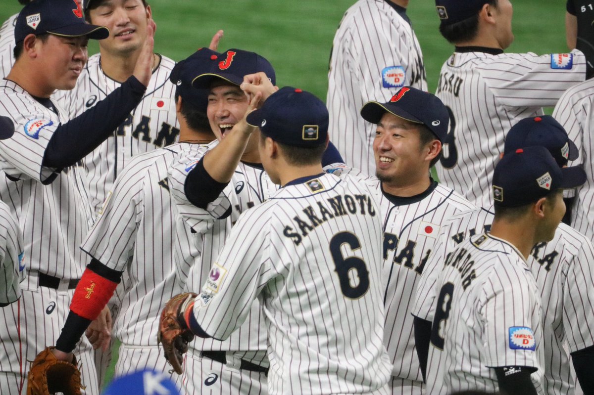 giants38mt's tweet photo. 坂本勇人と侍たちの抱擁

#プレミア12
#坂本勇人
#大竹寛
#鈴木誠也
#山崎康晃 https://t.co/VDzswlWUQD