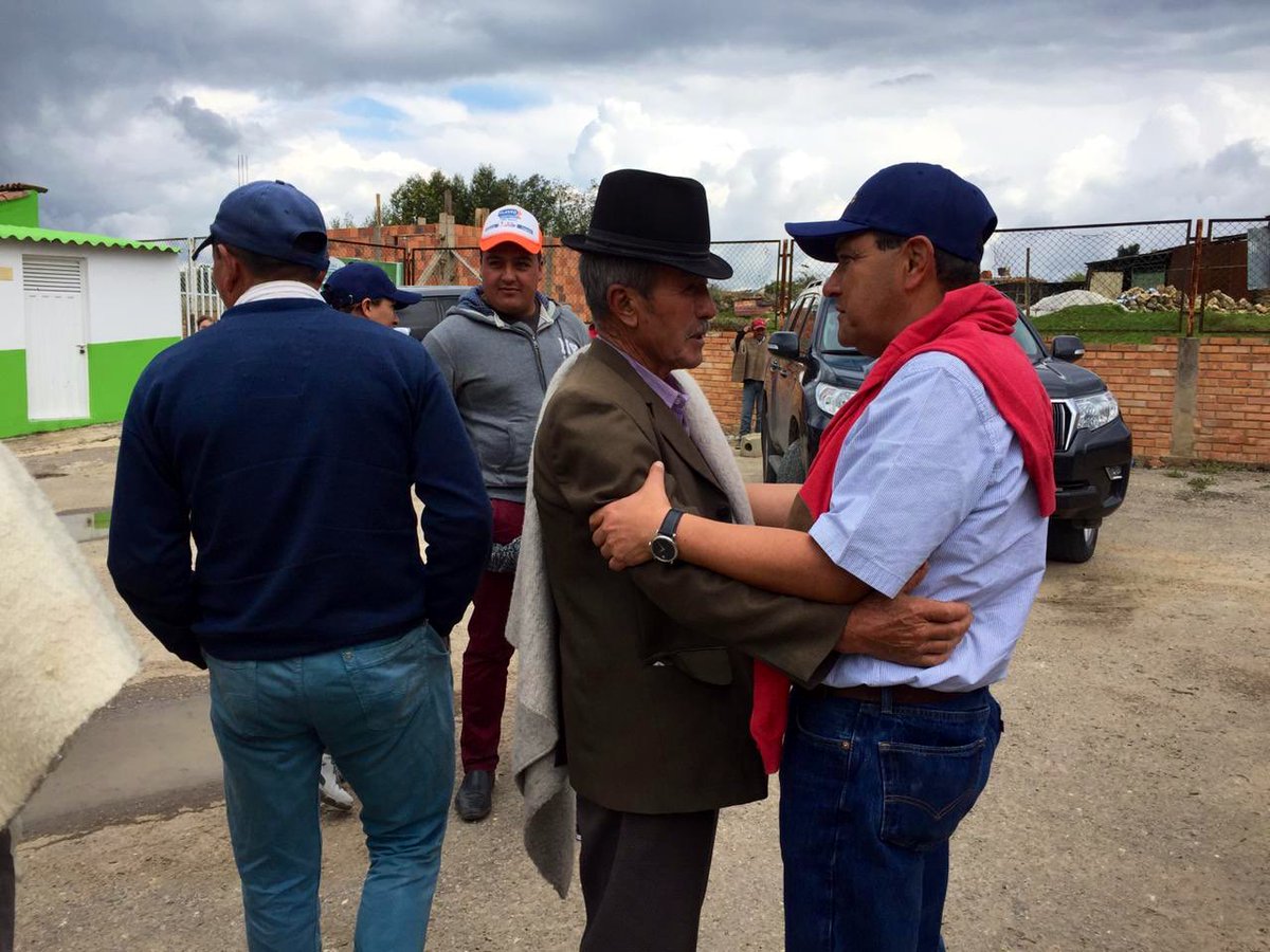 AlcaldiaTunja's tweet photo. ❤️🌆Los habitantes de las veredas de Tunja resaltan el trabajo y la gestión del alcalde @pcepedaalcalde en el sector rural de la ciudad. Están felices con las diferentes obras; en especial con las Placa Huellas, parques y el Acueducto de Occidente.🌆❤️ #TunjaCiudadDeOrigen https://t.co/uMea232fUt
