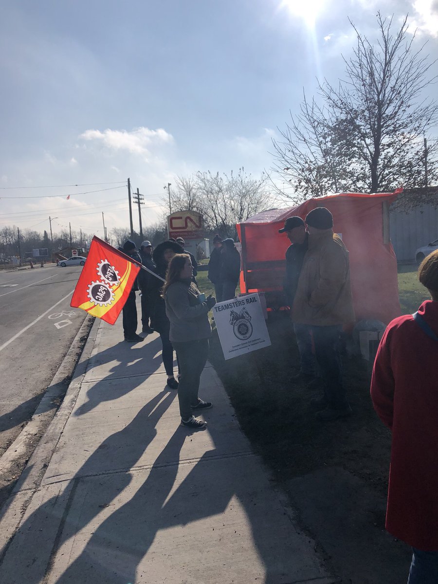 This afternoon we hit the picket line in support of CN Rail workers in London who are fighting for more time with their families and safer working conditions #cnstrike #unionstrong