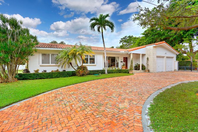 AshleyCusack's tweet photo. #OpenHouse today and #JustListed in #CoralGables, FL: 4400 Segovia St. $1,049,000 https://t.co/J0ITpNrNM8 Fabulous family home, 4 bed, 2 bath on huge double lot. Open 3-5 pm Nov. 24. #coralgablesrealestate #miamirealestate #ashleycusack @Drew_Kern https://t.co/PYyHP71NQY