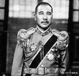 @片片腊味情 
据说山东军阀张宗昌老爹看上了邻居家的宅基地，无奈邻居死活不卖，用现大洋铺满院落也被对方拒绝。手下人给大帅献策，让地方官给邻居安个罪名房产充公，张大帅把手下人骂了个狗血淋头:俺老张再混蛋也不能没人性啊！