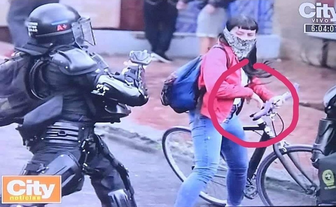 OskarAlarkon's tweet photo. Se ve claramente el puñal invisible que está regalando el Foro de Sao Paulo. https://t.co/Opqqu06M5x