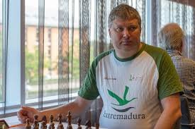 Espectacular Shirov en el Campeonato de España, su empuje provocó el gran error de Hipólito Asís. Me gusta recordar esta foto que se hizo el año pasado.