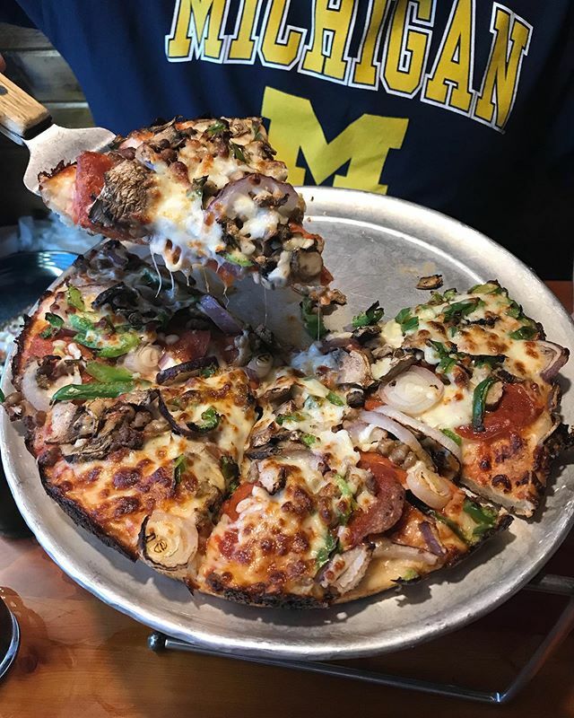 Katknitclark's tweet photo. Best pizza I’ve ever had! 🍕🍕🍕 ______________________________________________
#bloomingtonindiana #goblue #motherbears #pizza https://t.co/Df89syGxdC https://t.co/OrzK3y9ju7