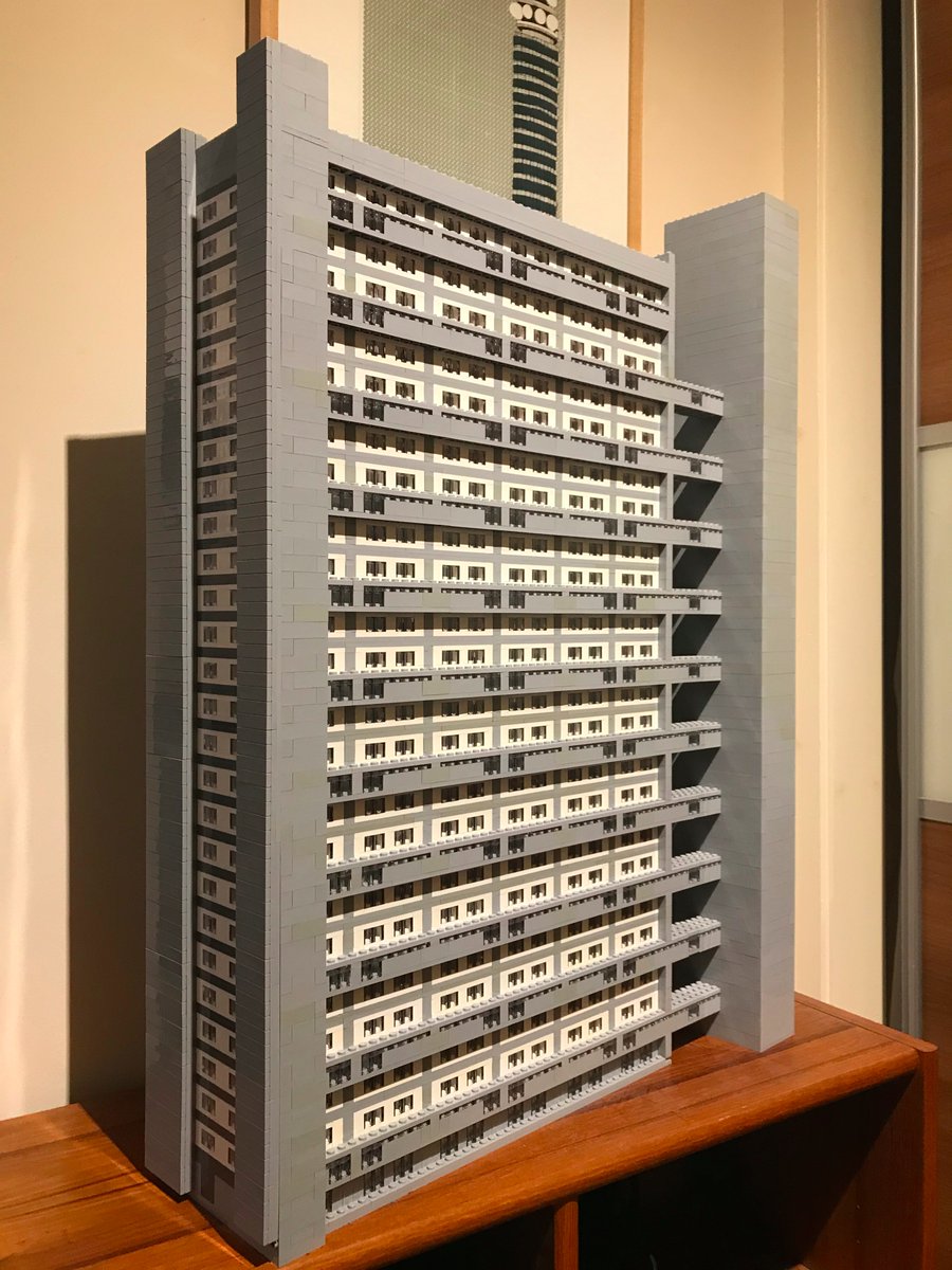 BarcelonaNil's tweet photo. So I made Erno Goldfinger's brutalist masterpiece Trellick Tower (London W10) out of Lego, using 10,000+ pieces, a few photos, and some measuring tape.

#brutalism #concrete #modernism https://t.co/TgBl1McP81