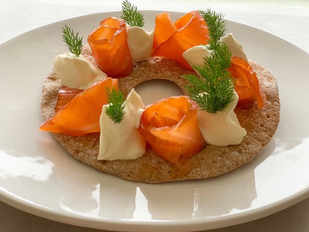 Tankertonsmokes's tweet photo. Christmas cracker on a plate ... creme fraiche snow, fennel trees, smoked salmon mountains. Christmas dinner ideas 2019. A tasty afternoon. https://t.co/iD8otDv3Lq
