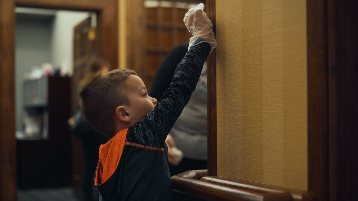 MasonSchools's tweet image. On Saturday, 2 buses of @MMScomets &amp;amp; their families arrived at Mason Christian Village excited to hang out with residents &amp;amp; to roll up their sleeves as part of the MCV cleaning crew! Students &amp;amp; residents played modified kickball &amp;amp; volleyball, sang and painted. #MasonMoment